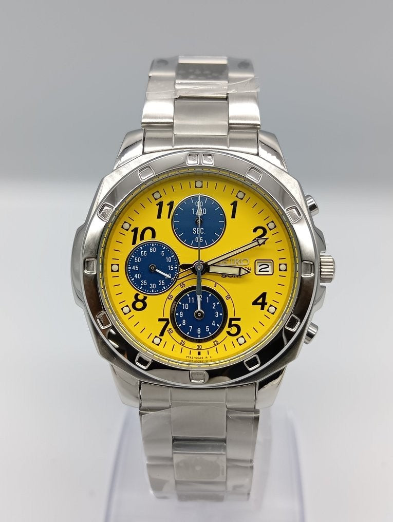 Seiko SND409 Cronografo Giallo e Navy — dettaglio dei numeri arabi e dei contatori (2 di 6)